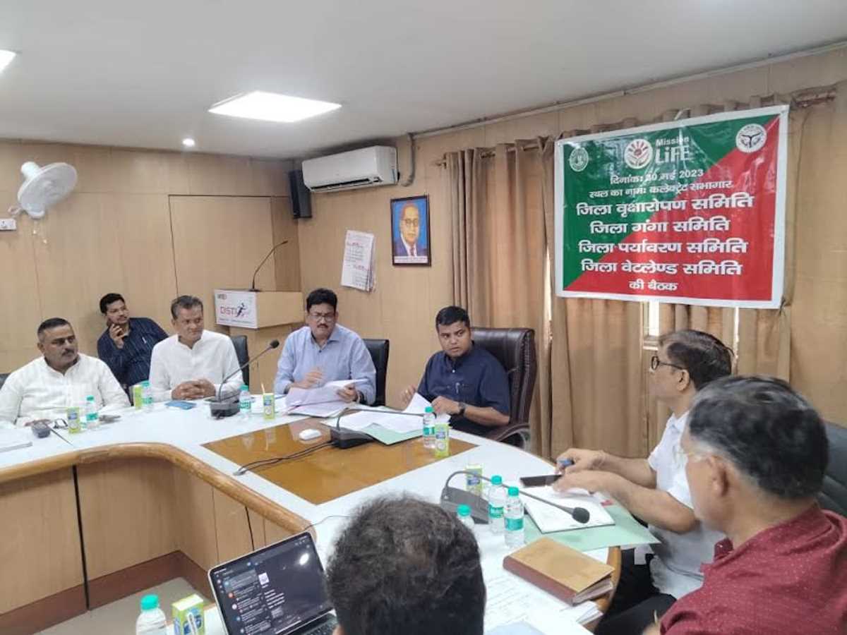 जिला पर्यावरण, वृक्षारोपण, गंगा एवं वेटलैंड समिति के साथ जिलाधिकारी ने की बैठक